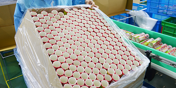 军兴溢美纸罐厂家采用全自动纸罐贴标机技术 保证了强大的产能